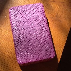 Trish McEvoy make up brush travel. Pink textured hard case NWOT.